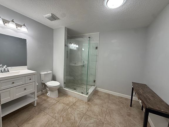 5th image of 228 E Holly Dr