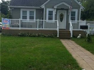 18 Oak St, Islip, NY 11751
