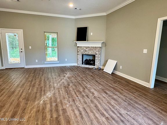 2nd image of 118 Jasmine Cove Dr