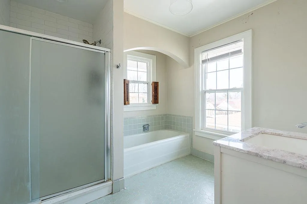 5 bed, 2.5 bath, 3470 sqft, $2,200 — Photo 2