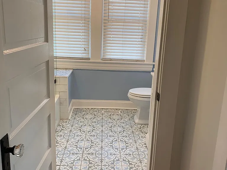 Main bathroom in between two bedrooms