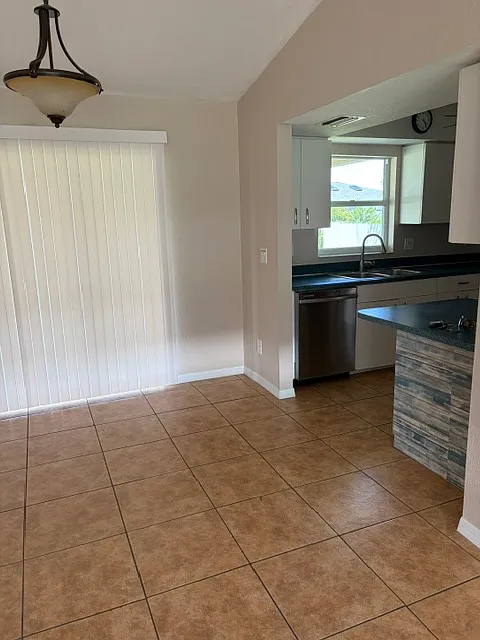 3 bed, $1,700 — Photo 2