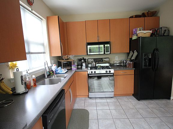 Modern kitchen -Plenty of light-private rear