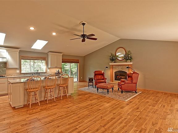 Vaulted ceilings, skylights and lots of windows create a light and bright atmosphere!