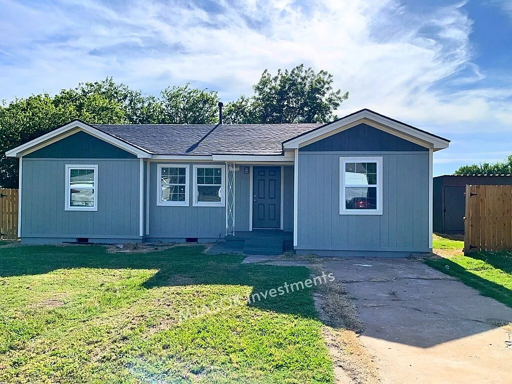 3 bed, 1.0 bath, 1032 sqft, $995 — Photo 2