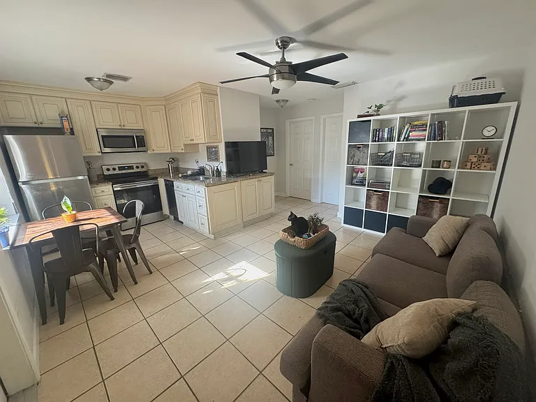 1114 SW 2nd Ct #3 — Photo 2