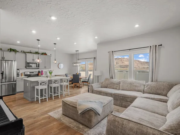 4477 E Hurstbourne Dr, Eagle Mountain, UT 84005