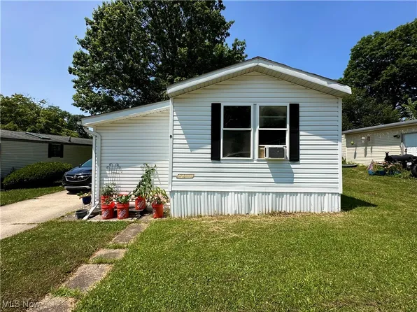 8 Susan Ln, Chardon, OH 44024