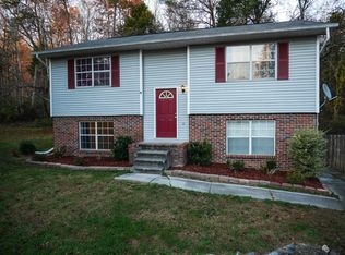 302 Red Fox Ln, Clinton, TN 37716