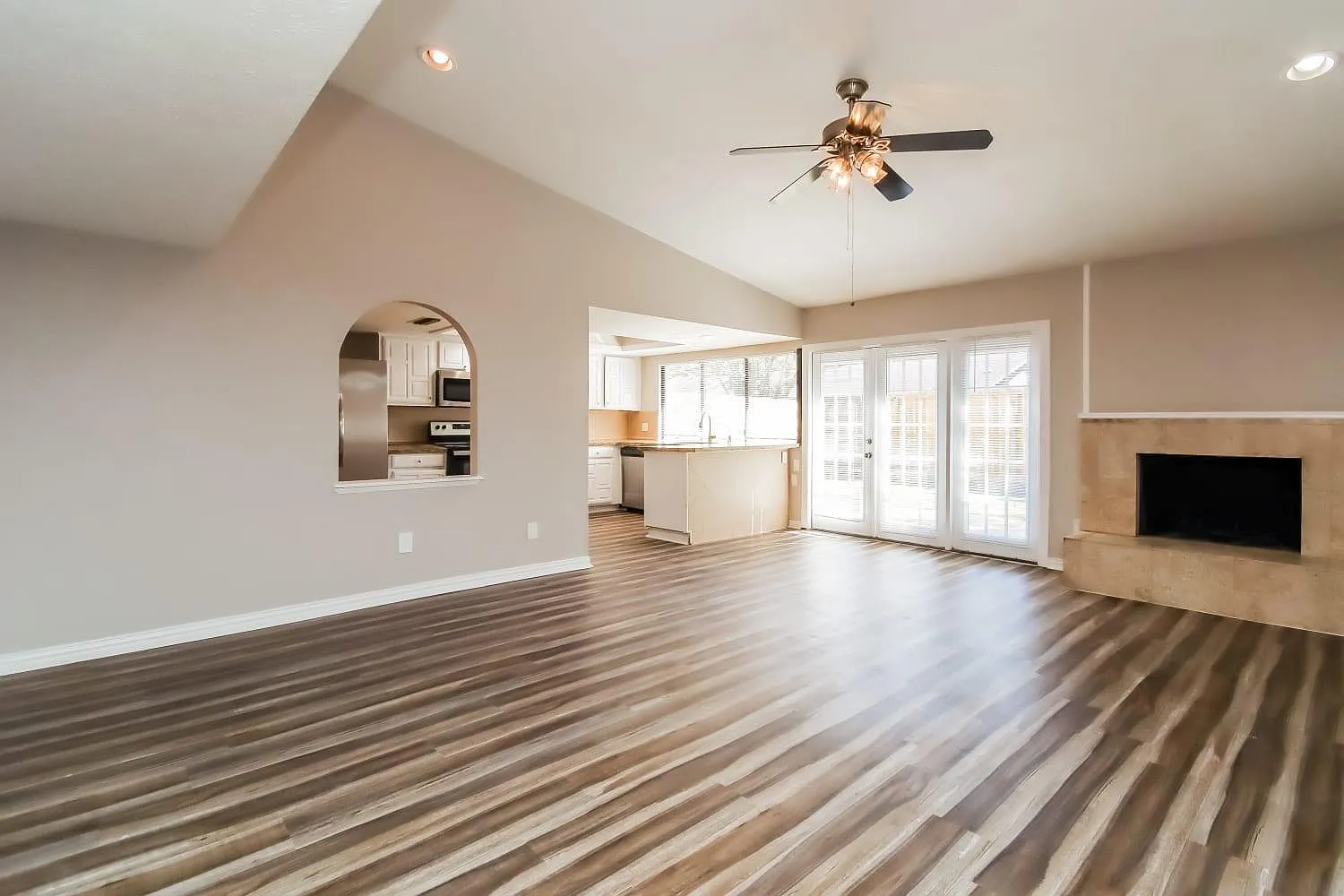 3 bed, 4.0 bath, 1918 sqft, $1,795 — Photo 3