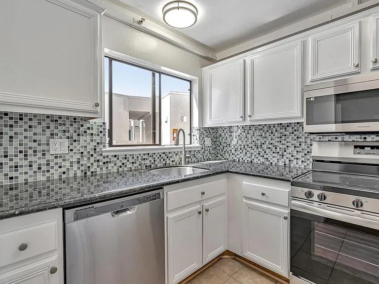 320 Peninsula Ave #413 — Photo 5