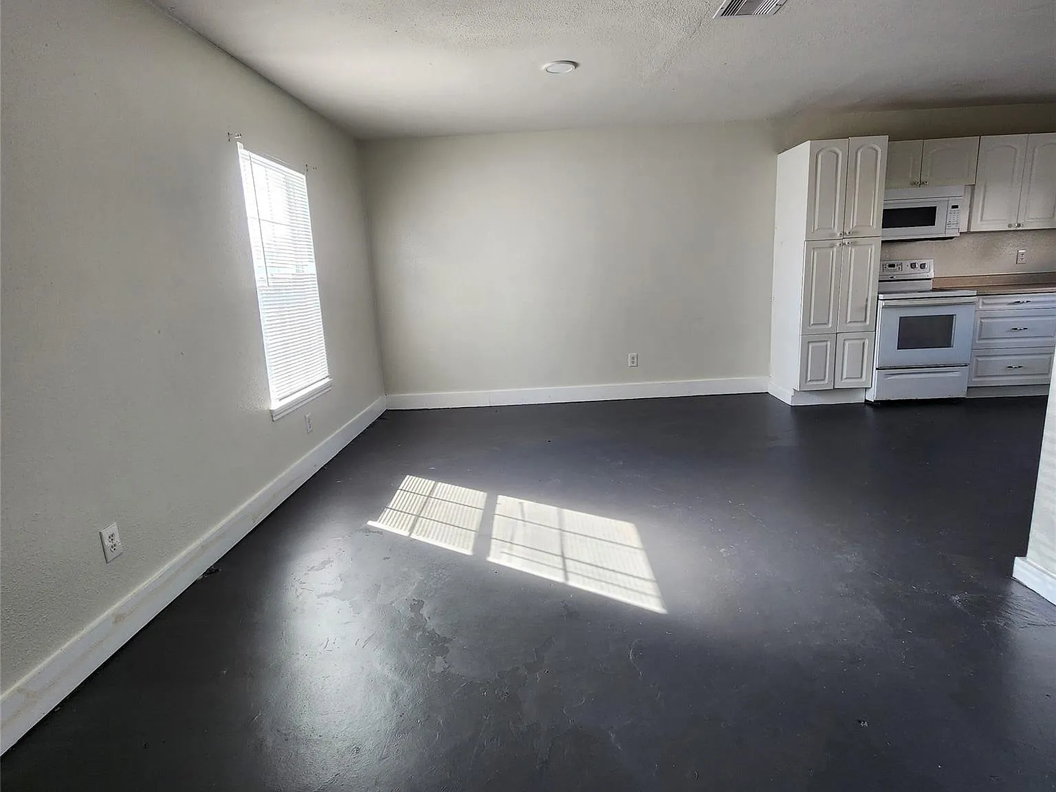 3 bed, 1.0 bath, 984 sqft, $1,300 — Photo 3