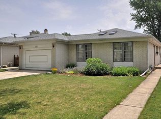 1811 W Magnolia Ln, Mount Prospect, IL 60056
