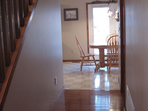 3rd image of 878 Wallace Dr