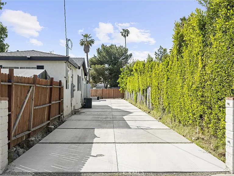 13721 Pierce St — Photo 4
