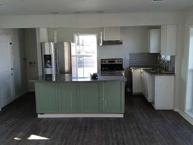 6902 Avenue N — Photo 3