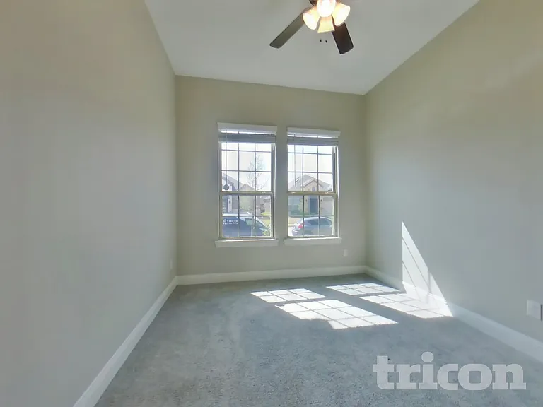 11201 Klondike Ln — Photo 9