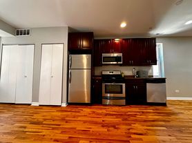 3219 S Lituanica, 2R