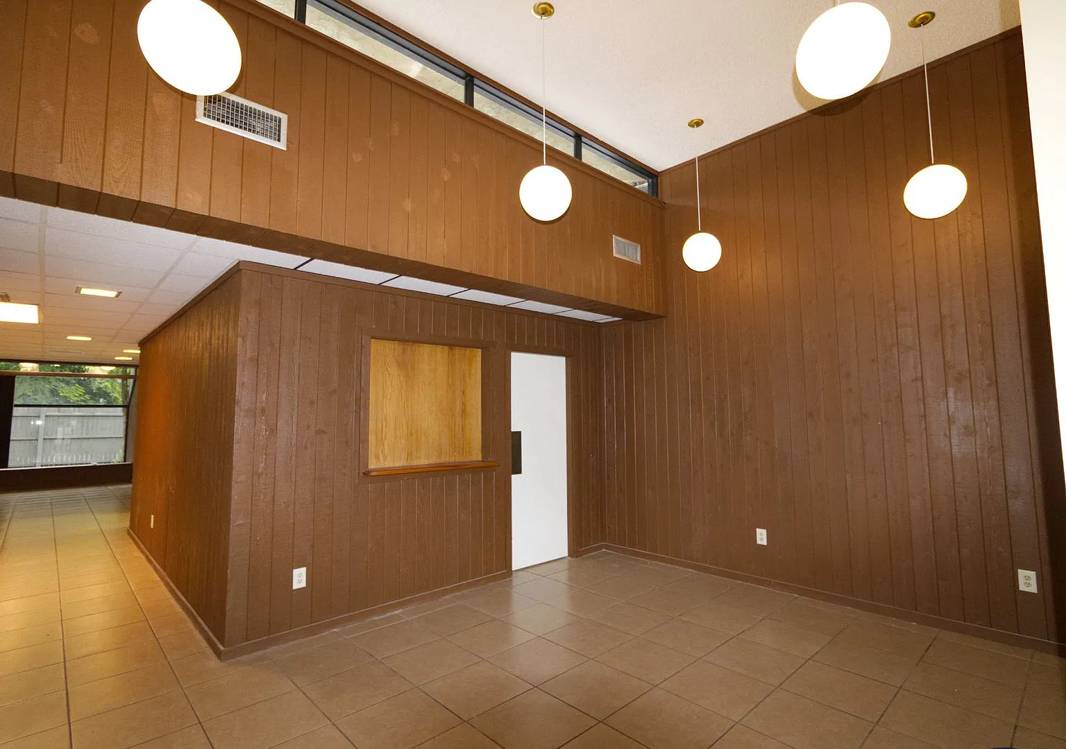 Newly Renovated, Huge 8 Bedroom, 5.5 Bathroom House in the Center of Town — Photo 2