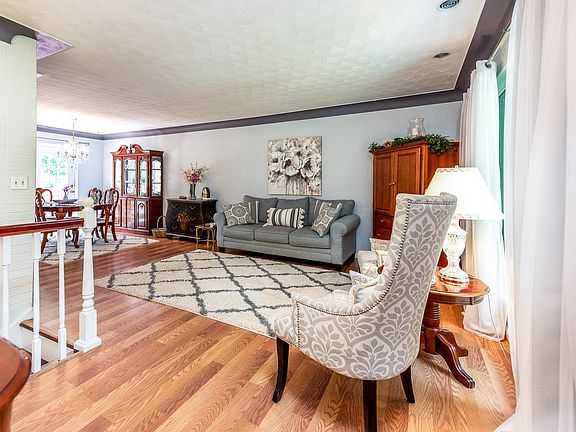 3rd image of 3 Devalle Dr