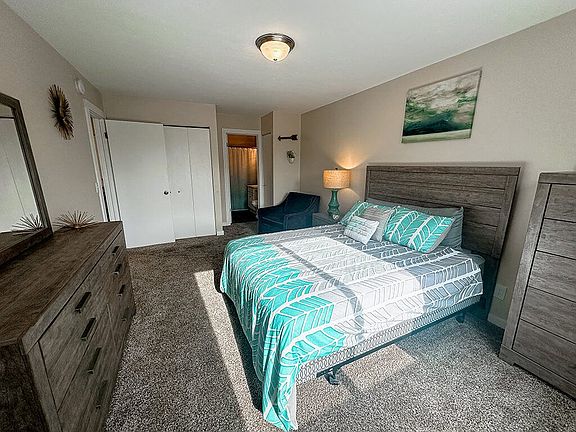 Large Carpeted Baroom