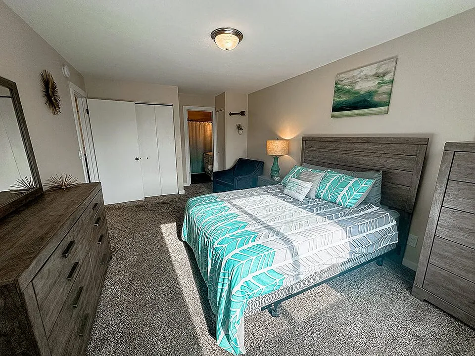 Large Carpeted Baroom