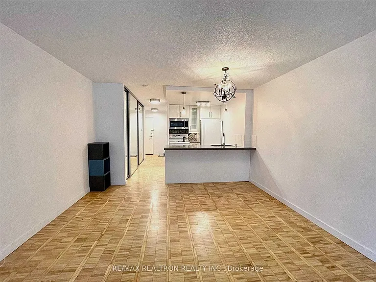 22 Shallmar Blvd #206 — Photo 3