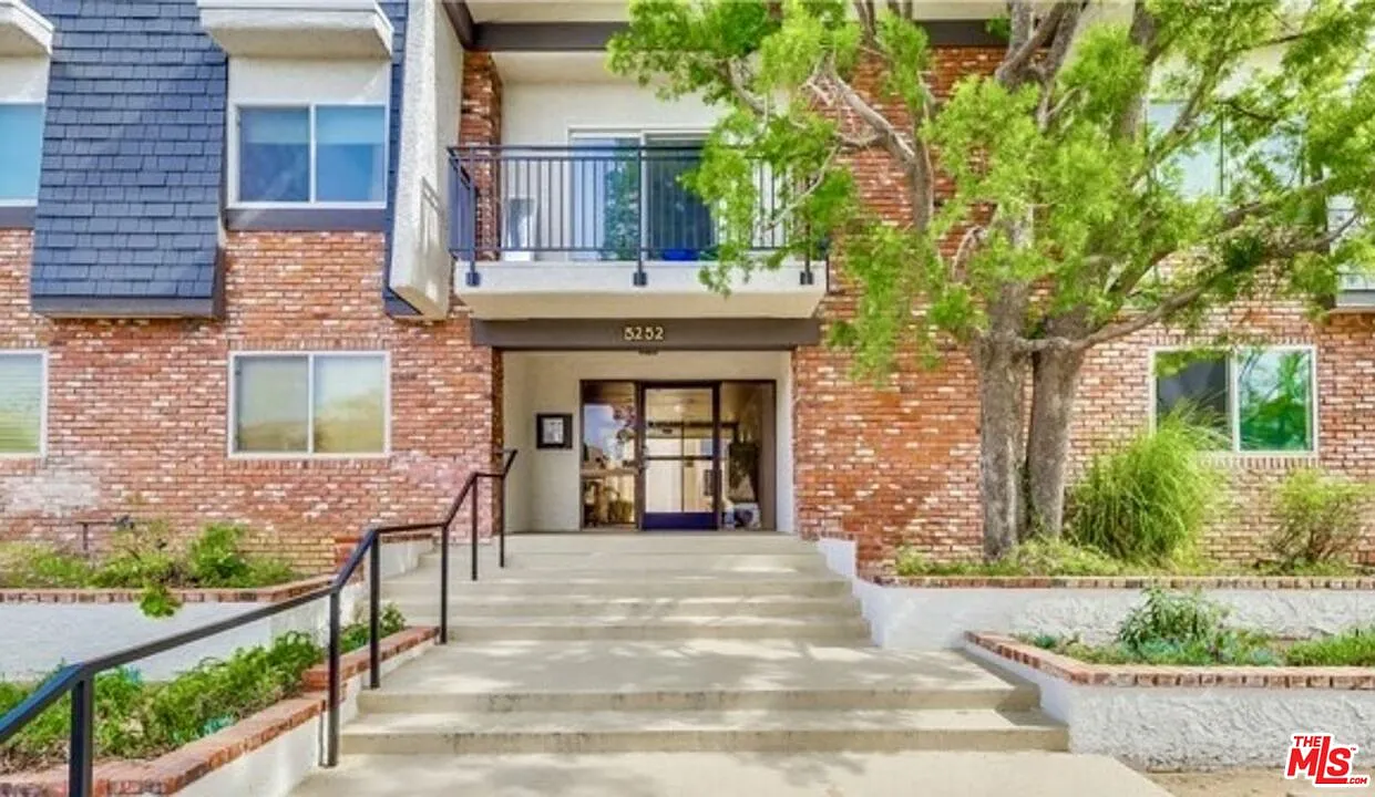 3 bed, 2.0 bath, 1210 sqft, $3,500 — Photo 4