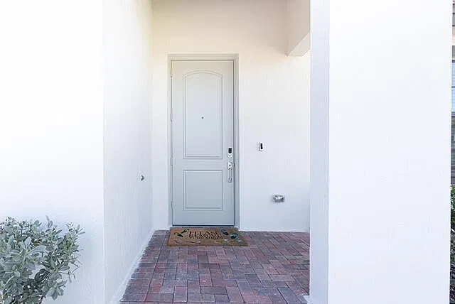 4 bed, 2300 sqft, $4,950 — Photo 3