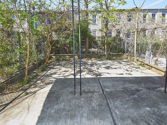 5th image of 552 Ashford St