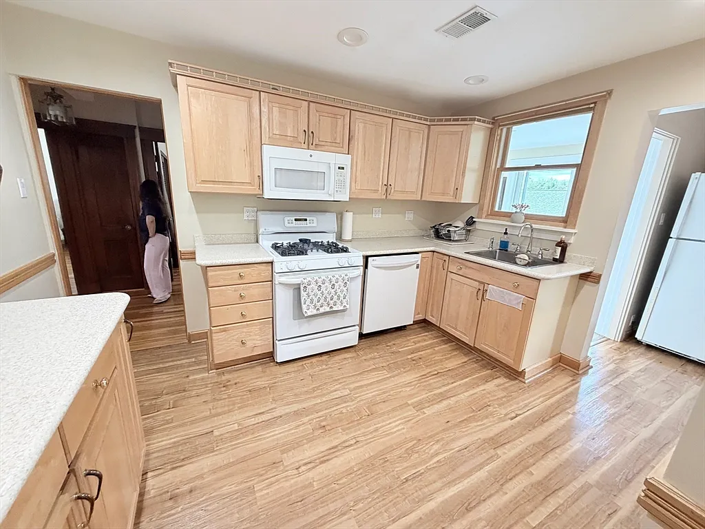 4 bed, 2.0 bath, 1600 sqft, $4,000 — Photo 4