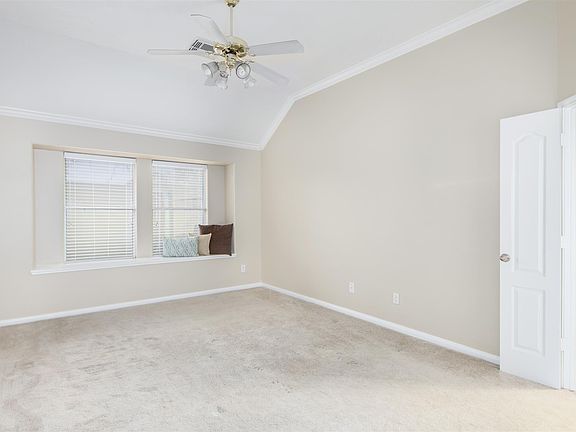 5th image of 179 Greenridge Cir
