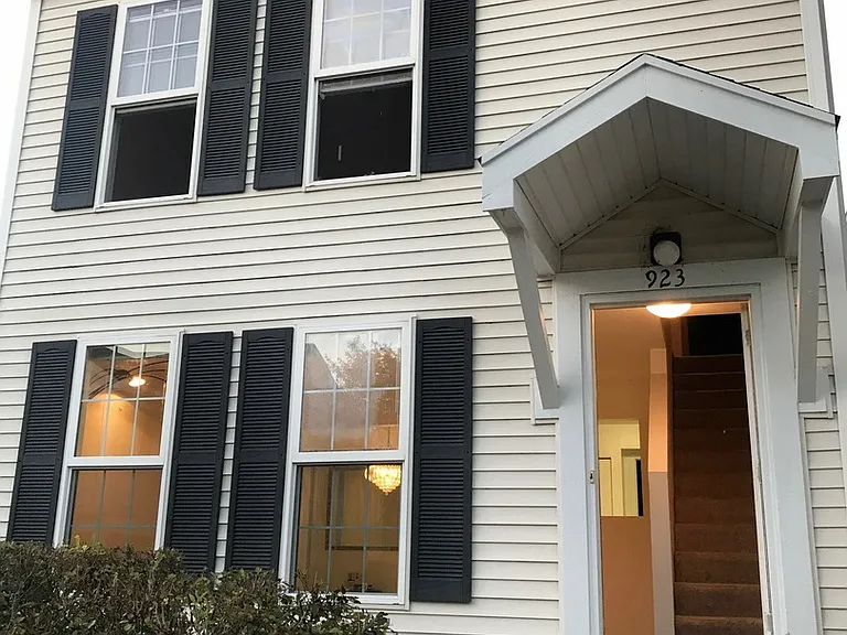 923 Four Seasons Blvd — Photo 1