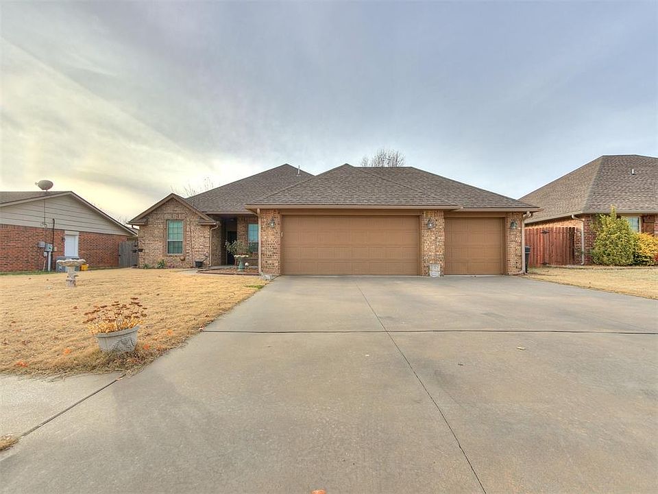1st image of 809 S Bouziden Dr