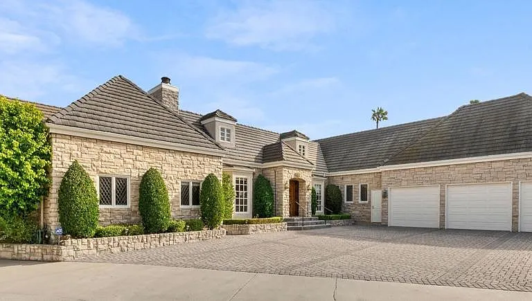 1401 Glen Oaks Blvd — Photo 1