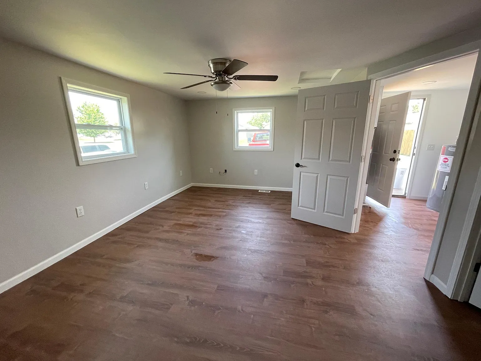3 bed, 1300 sqft, $1,100 — Photo 2