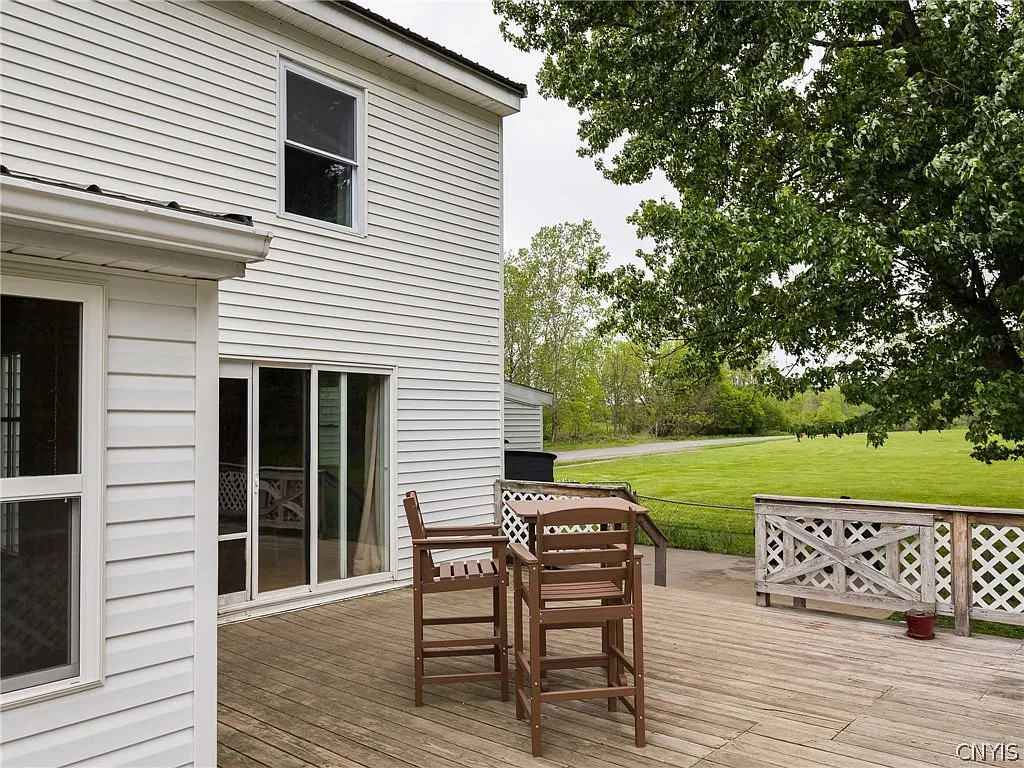 3 bed, 2.0 bath, 2104 sqft, $2,400 — Photo 4