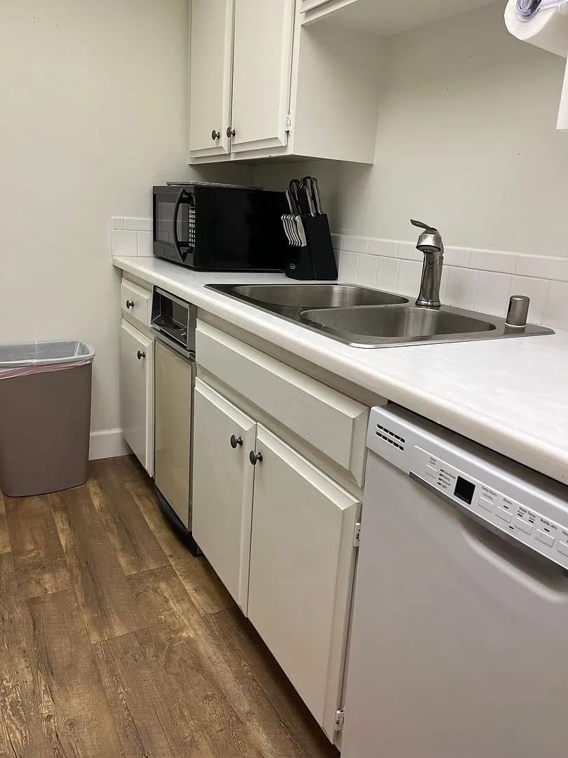Spacious 1 bed, 2 bath condo - Available December 1st ($2500/month) — Photo 3