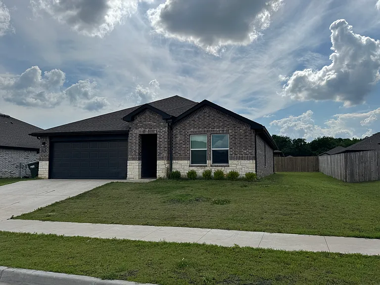 2705 Spring Creek St — Photo 2