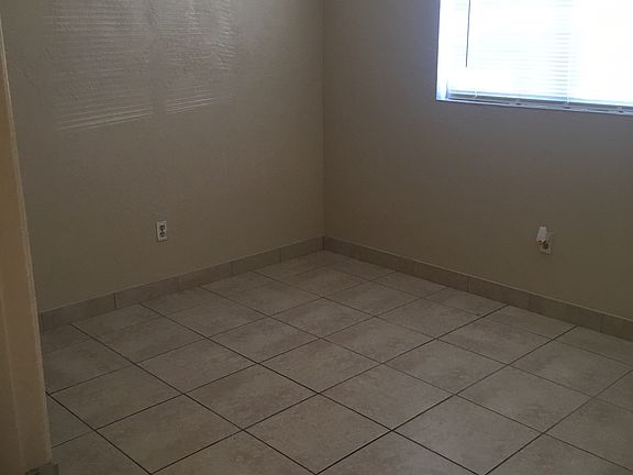 5th image of 400 Oakridge Blvd #130
