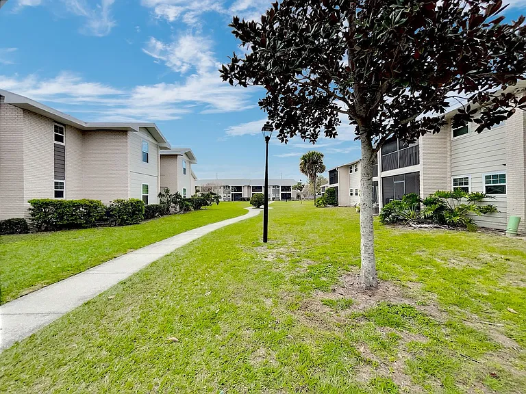 865 Sky Lake Cir #D — Photo 26