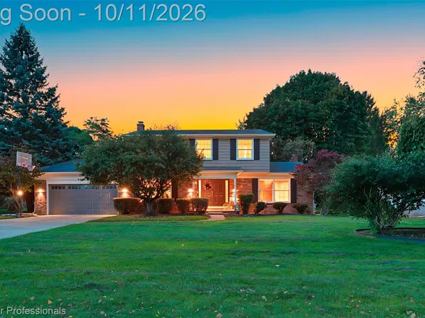 561 Fox River Dr, Bloomfield Hills, MI 48304