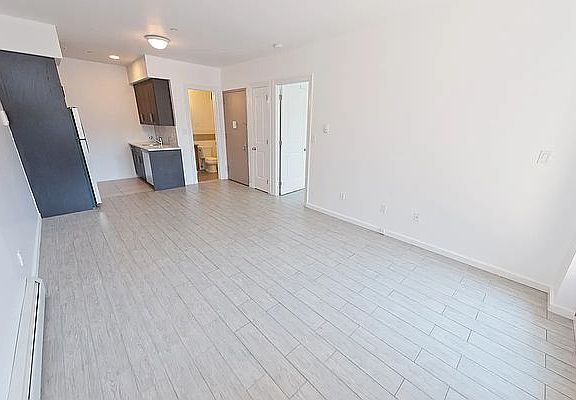 2nd image of 2759 Crescent St #3A