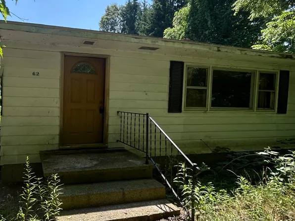 62 Flat River Dr SE, Lowell, MI 49331