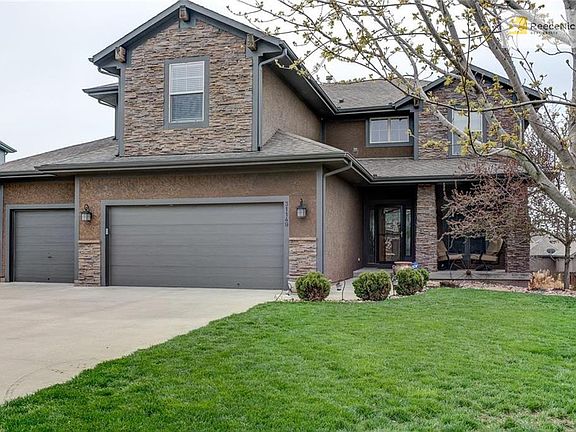 The stone work in the front and back deck is gorgeous.