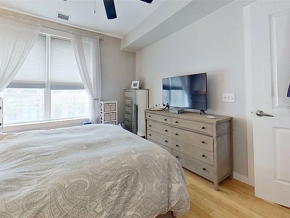 5th image of 1325 Adams St #202