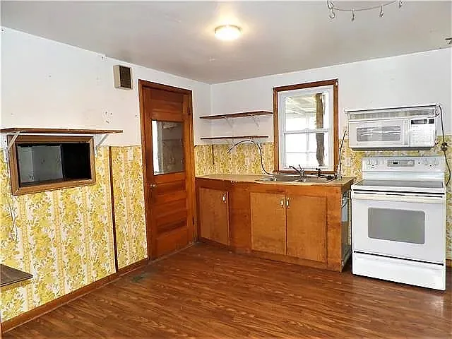 3 bed, 1.0 bath, 1248 sqft, $1,497 — Photo 4