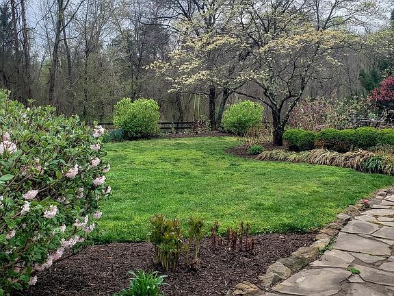 3rd image of 5556 Merry Oaks Rd