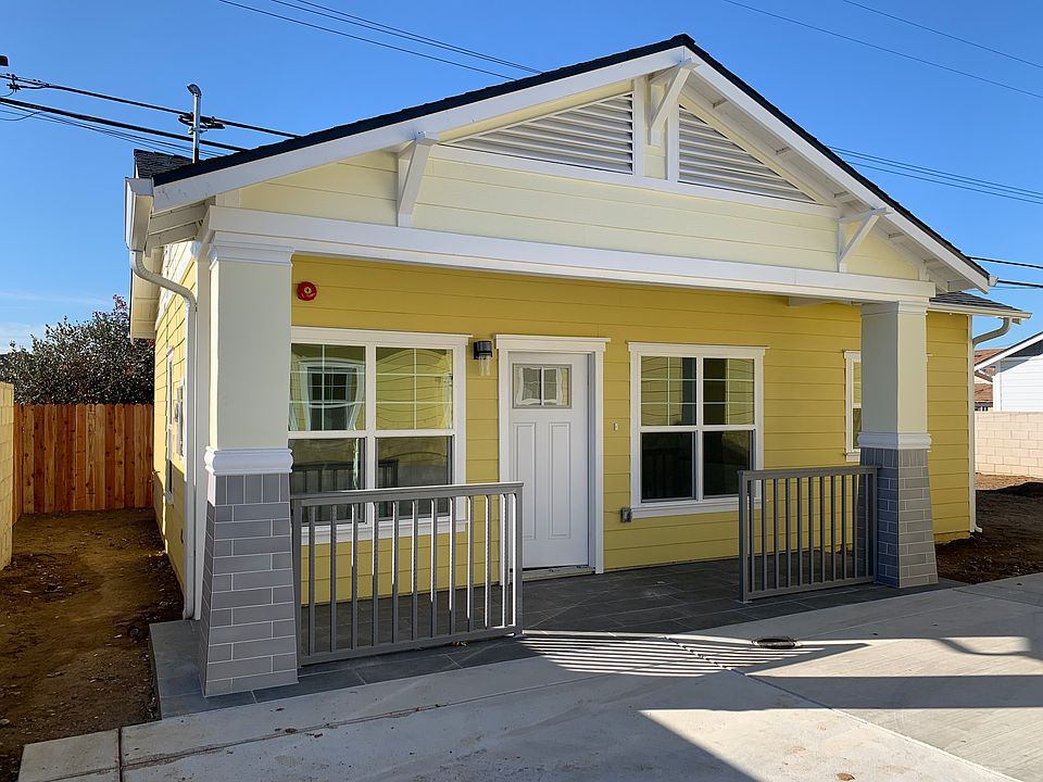 Detached ADU, front porch and common area side yard