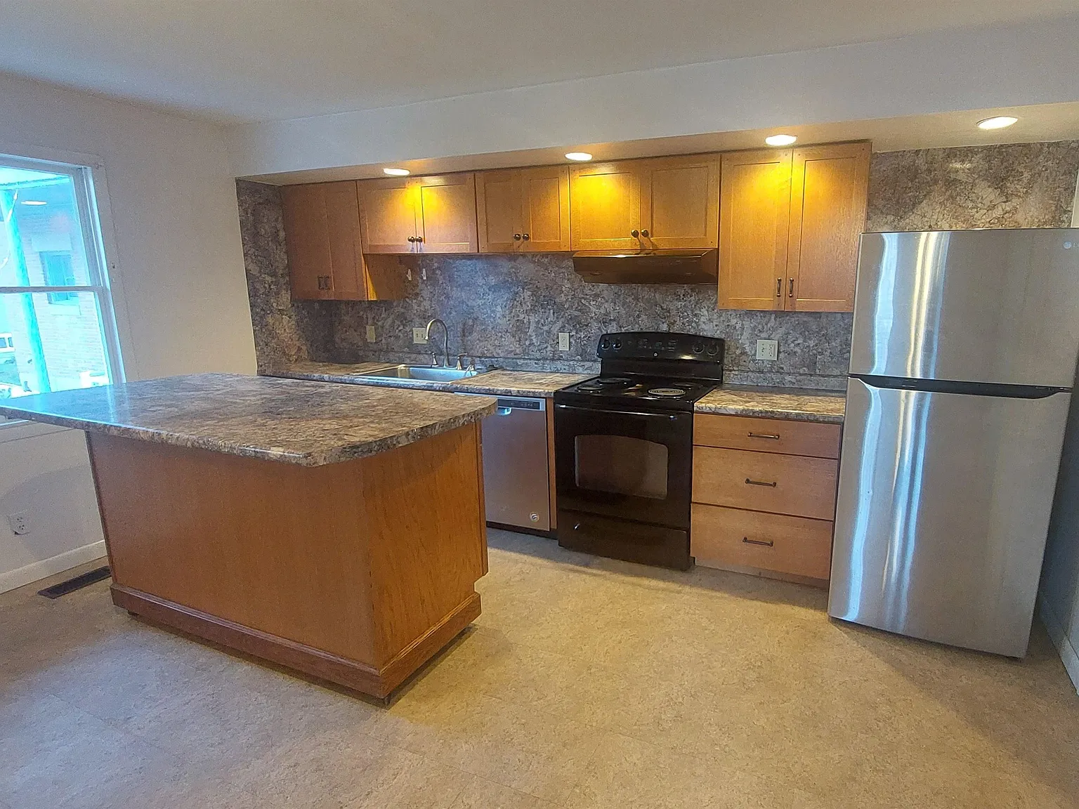3 bed, 1100 sqft, $1,600 — Photo 3